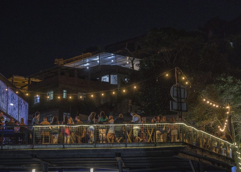 A terrace crowd at the top of the hill