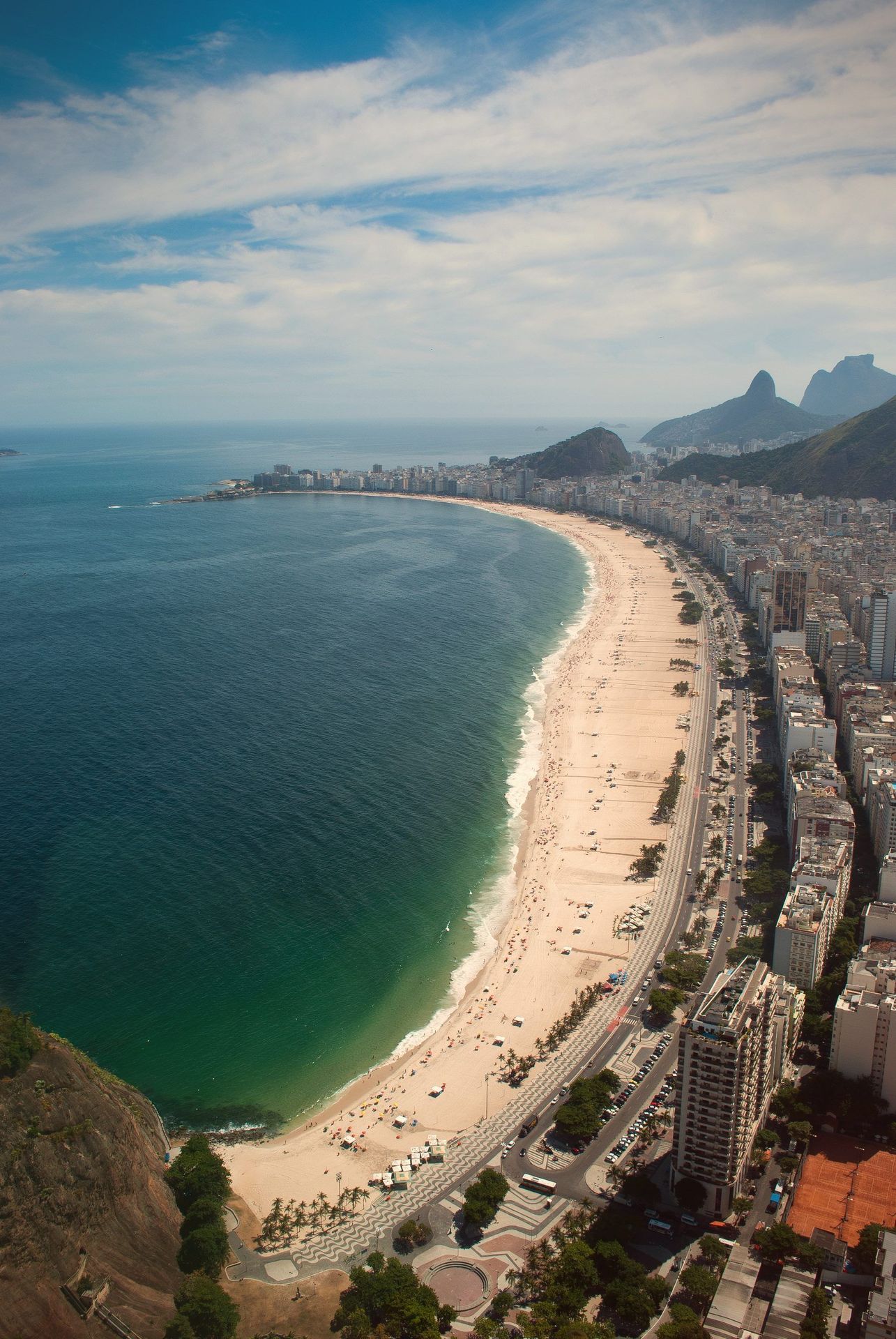 Playa de Copacabana curvándose a lo largo del Atlántico
