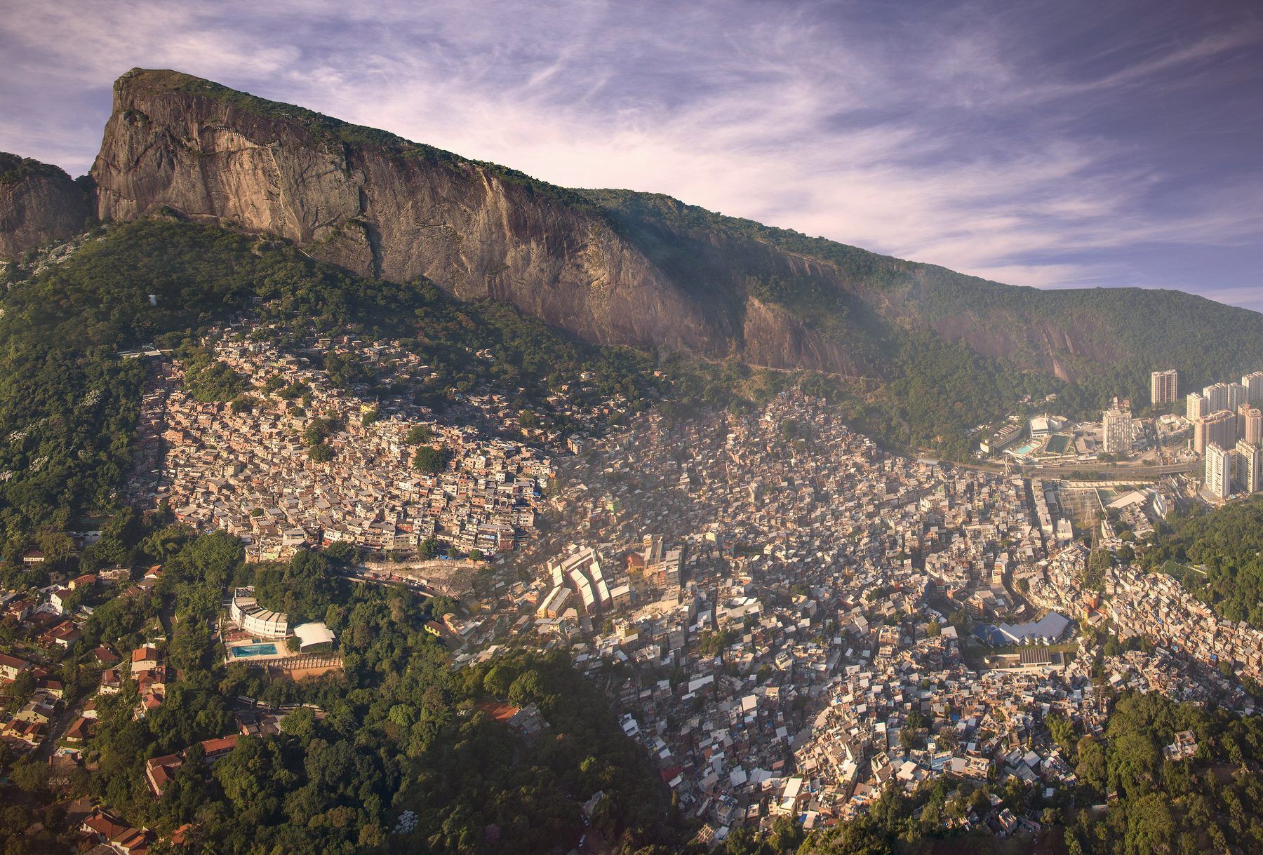 Favela da Rocinha vista de cima, a maior comunidade do Rio