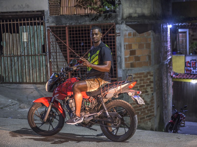 A motorbike on a Vidigal street