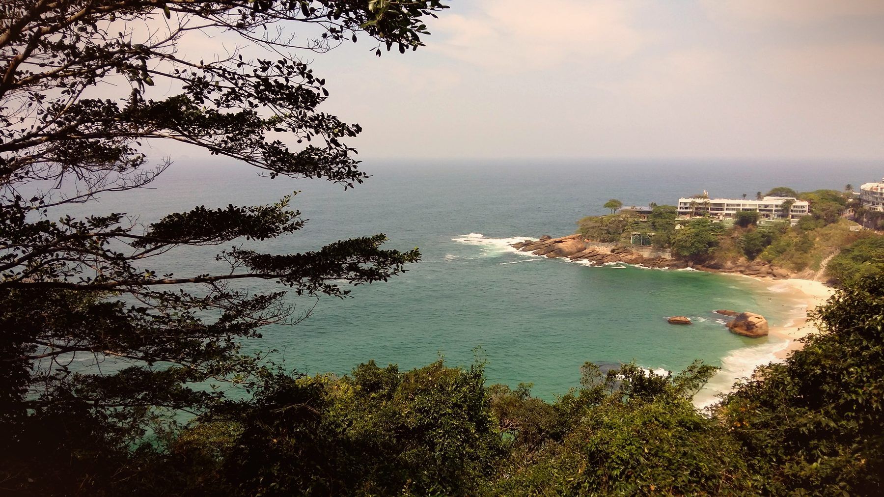 Praia do Vidigal mit Felsvorsprung und kleinen Fischerbooten